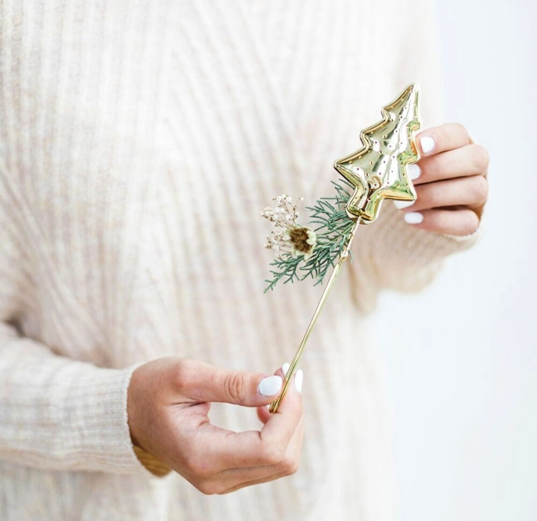 Goudkleurige theetang voor de kerst thee met kerst