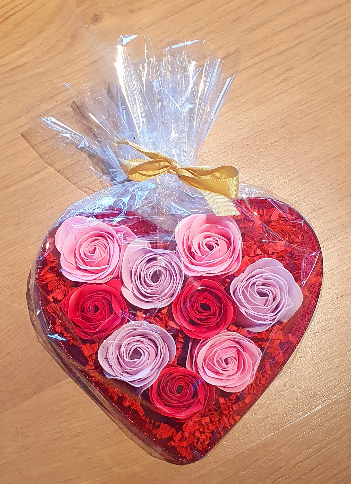 Hartvormige glitter schaal met 9 rozen handzeepjes met rozengeur.