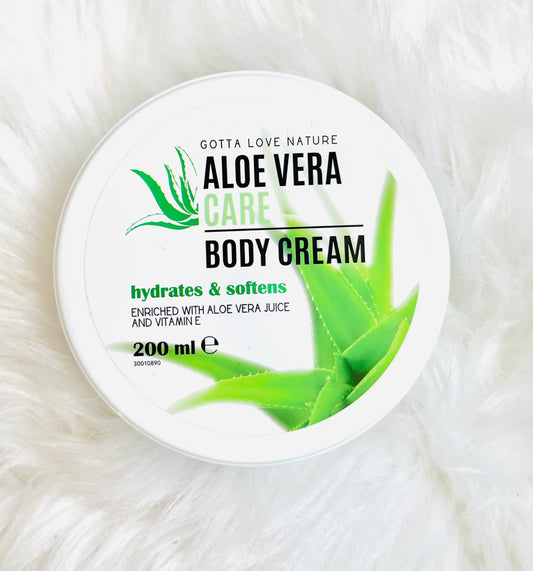 "Aloë Vera Care Body Crème van Gotta Love Nature in een witte pot van 250 ml, met een groene deksel. De verpakking toont een afbeelding van een Aloë Vera plant en benadrukt de hydraterende en verzachtende eigenschappen van de crème, verrijkt met Aloë Vera sap en vitamine E."