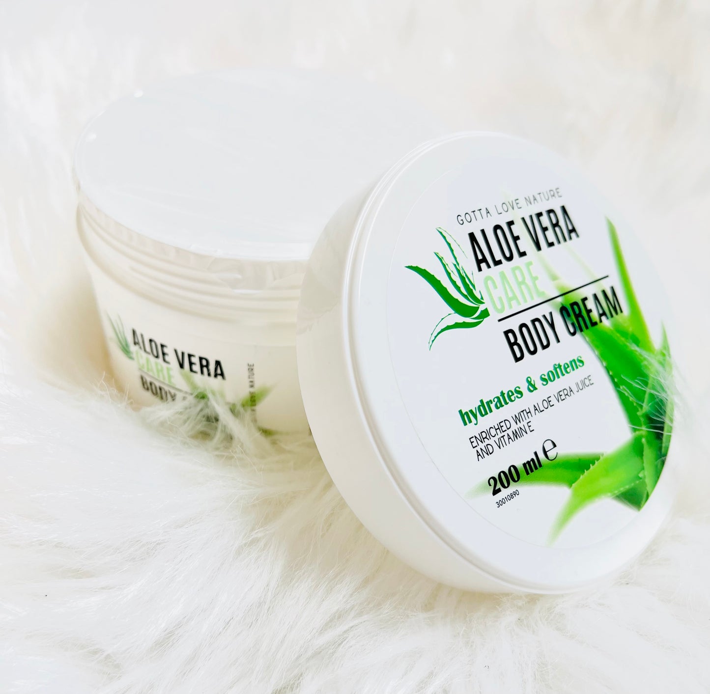 "Aloë Vera Care Body Crème van Gotta Love Nature in een witte pot van 250 ml, met een groene deksel. De verpakking toont een afbeelding van een Aloë Vera plant en benadrukt de hydraterende en verzachtende eigenschappen van de crème, verrijkt met Aloë Vera sap en vitamine E."