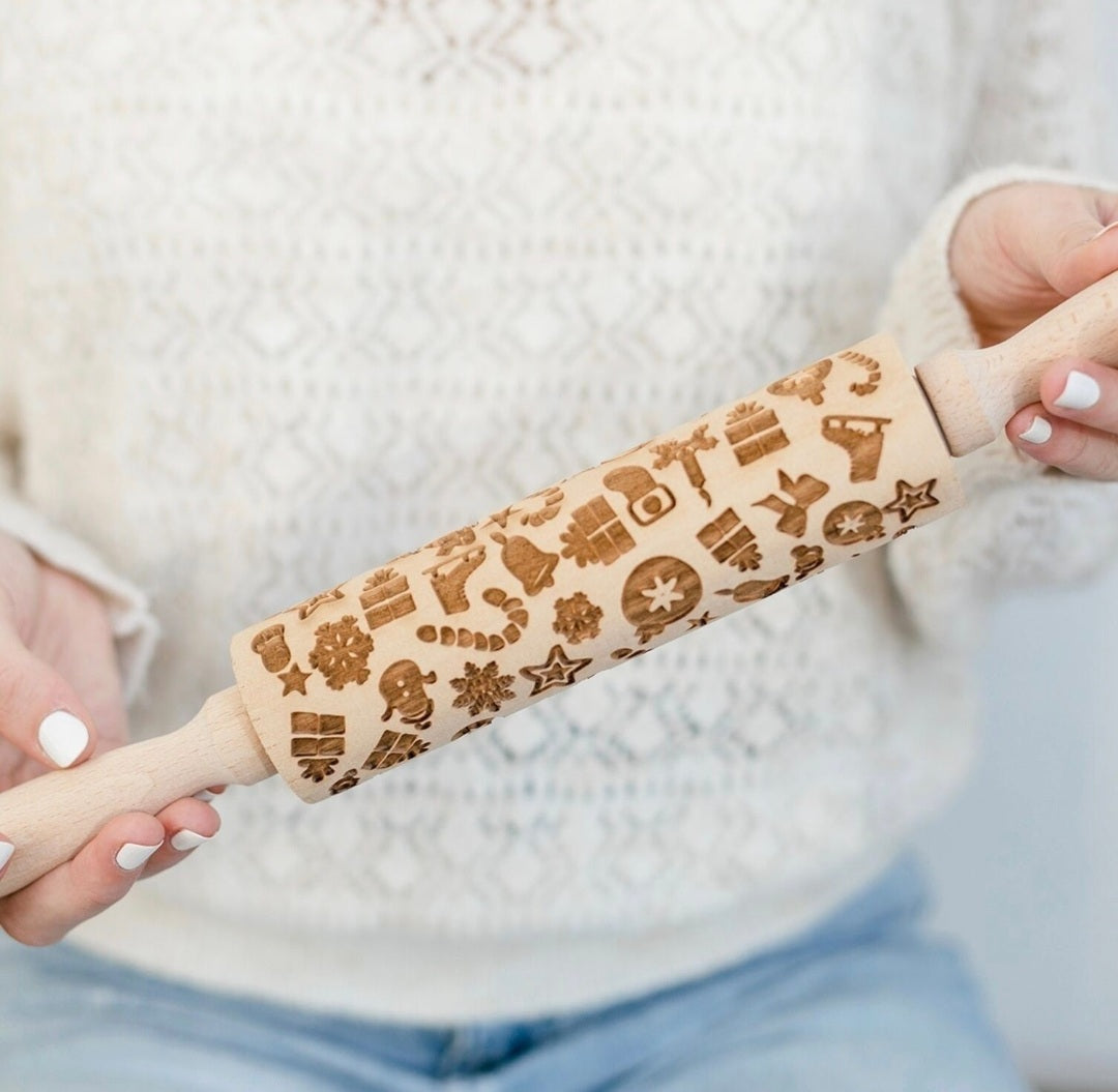 Kerst deegroller van hout met vrolijke figuurtjes voor in jouw koekjesdeeg