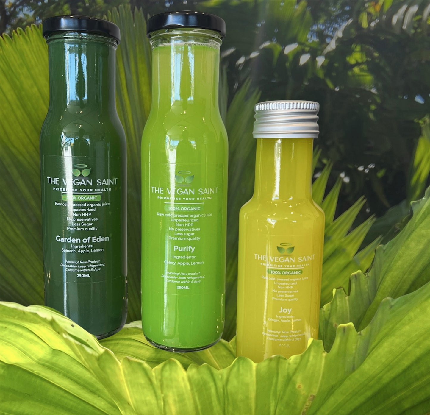 "Een assortiment verse sappen met superfoods in een Detox Box als try-out perfect voor een gezonde start van het nieuwe jaar."