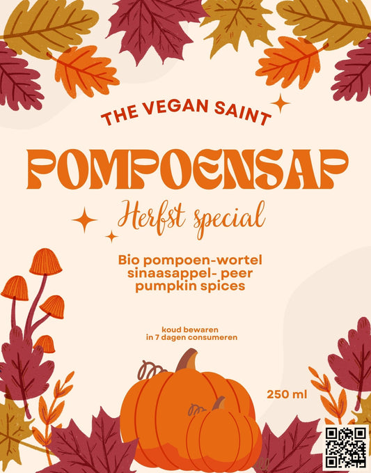 "Fles pompoensap van The Vegan Saint, gemaakt van pompoen, wortel, sinaasappel, venkel, peer en Pumpkin Spices, met een achtergrond van herfstbladeren."