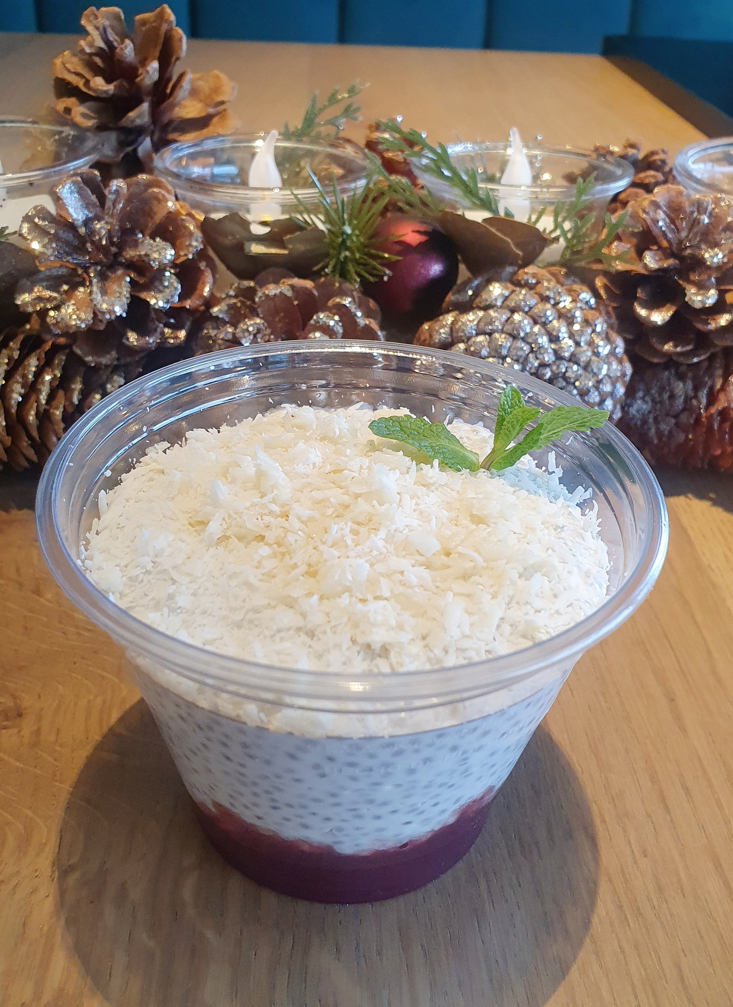 Winter Wonderland Cranberry Chia pudding met kokos, Vegan witte chocolade en een kleine zilver  sparkle- 250 gram