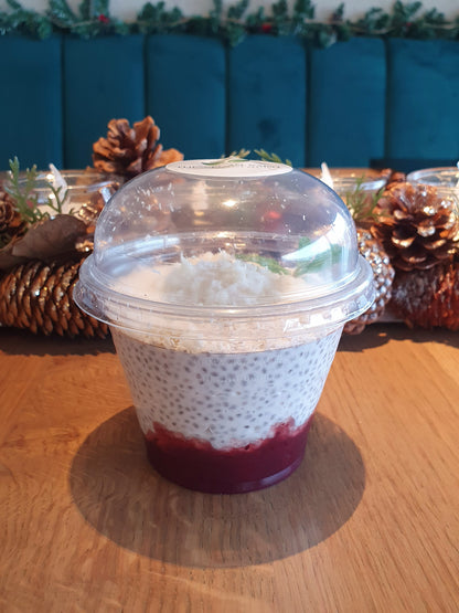 Winter Wonderland Cranberry Chia pudding met kokos, Vegan witte chocolade en een kleine zilver  sparkle- 250 gram