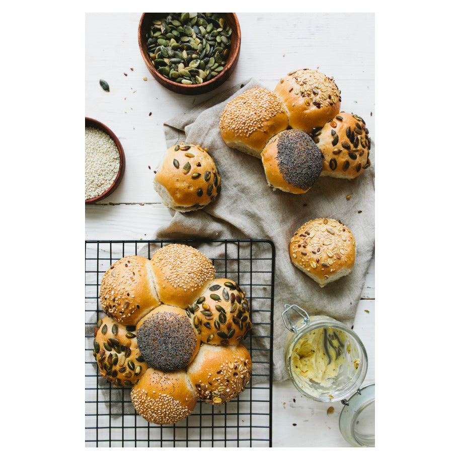 Ambachtelijk Vegan Breekbrood met een rijke mix van vier soorten pitten, geserveerd met luxueuze truffelmayonaise.