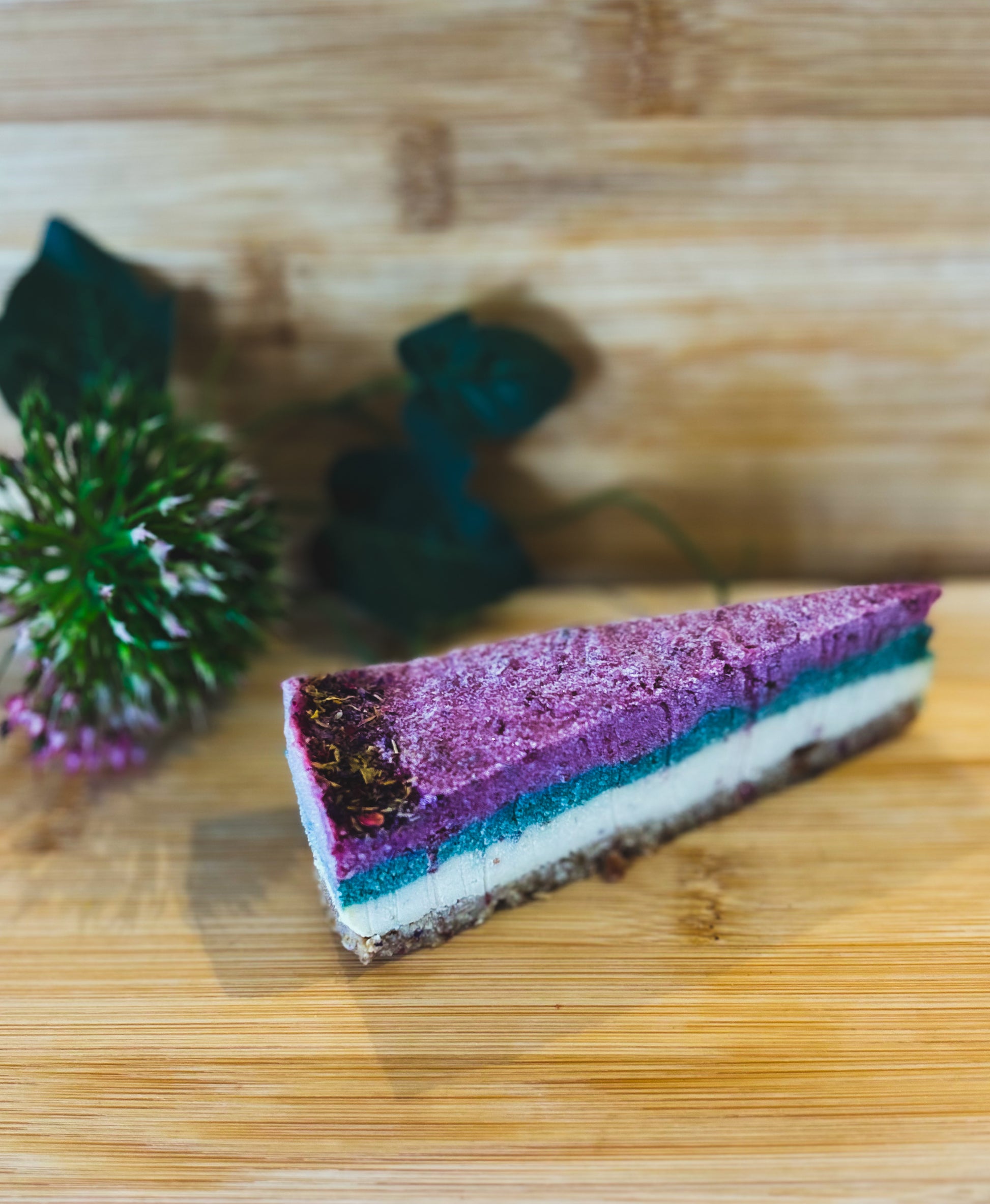 "Een close-upbeeld van een smakelijke glutenvrije taartpunt met verse aardbeien, romige vanille en verfrissende munt, perfect voor het vieren van de lente."