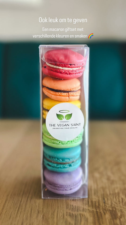 "Een assortiment kleurrijke en smaakvolle vegan macarons, gepresenteerd in een prachtige geschenkdoos."