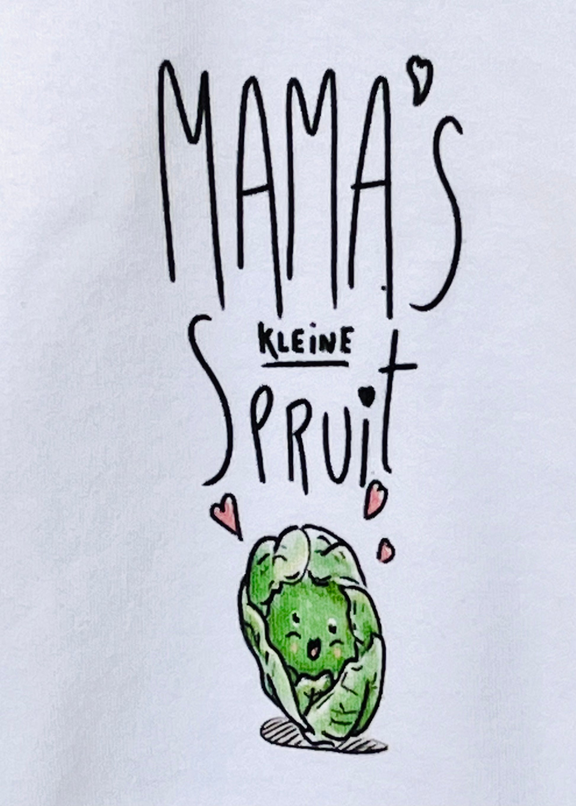 "Babyromper van organic cotton in wit, met de tekst 'Mama’s kleine spruit' in een speels en lieflijk lettertype gedrukt."