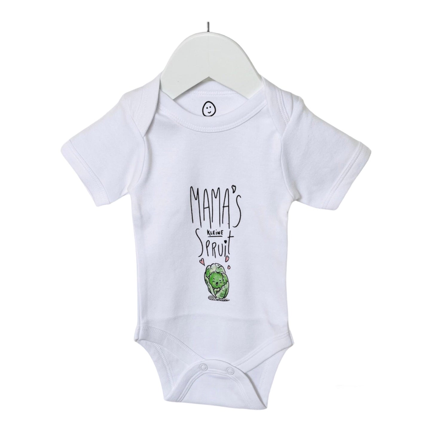  "Babyromper van organic cotton in wit, met de tekst 'Mama’s kleine spruit' in een speels en lieflijk lettertype gedrukt."