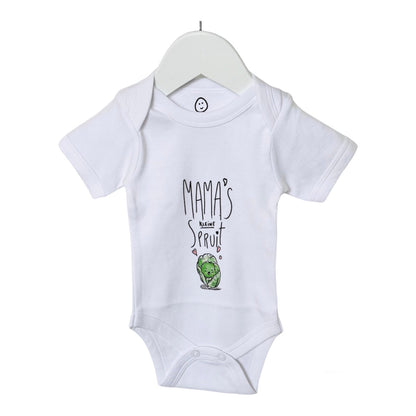  "Babyromper van organic cotton in wit, met de tekst 'Mama’s kleine spruit' in een speels en lieflijk lettertype gedrukt."