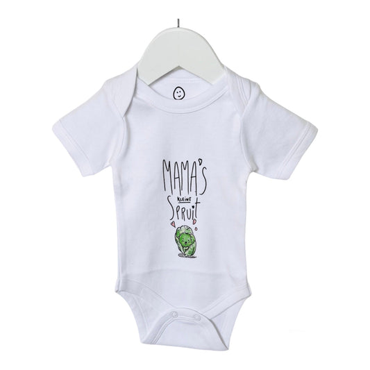  "Babyromper van organic cotton in wit, met de tekst 'Mama’s kleine spruit' in een speels en lieflijk lettertype gedrukt."