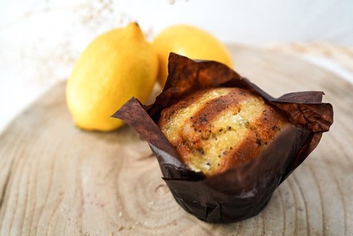  "Een smakelijke vegan muffin met een frisse citroen-maanzaadvulling, perfect voor een plantaardige traktatie onderweg."