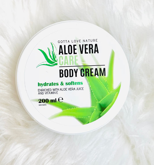  "Aloë Vera Care Body Crème van Gotta Love Nature in een witte pot van 250 ml, met een groene deksel. De verpakking toont een afbeelding van een Aloë Vera plant en benadrukt de hydraterende en verzachtende eigenschappen van de crème, verrijkt met Aloë Vera sap en vitamine E."
