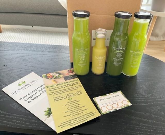 "Een assortiment verse sappen met superfoods in een Detox Box als try-out perfect voor een gezonde start van het nieuwe jaar."